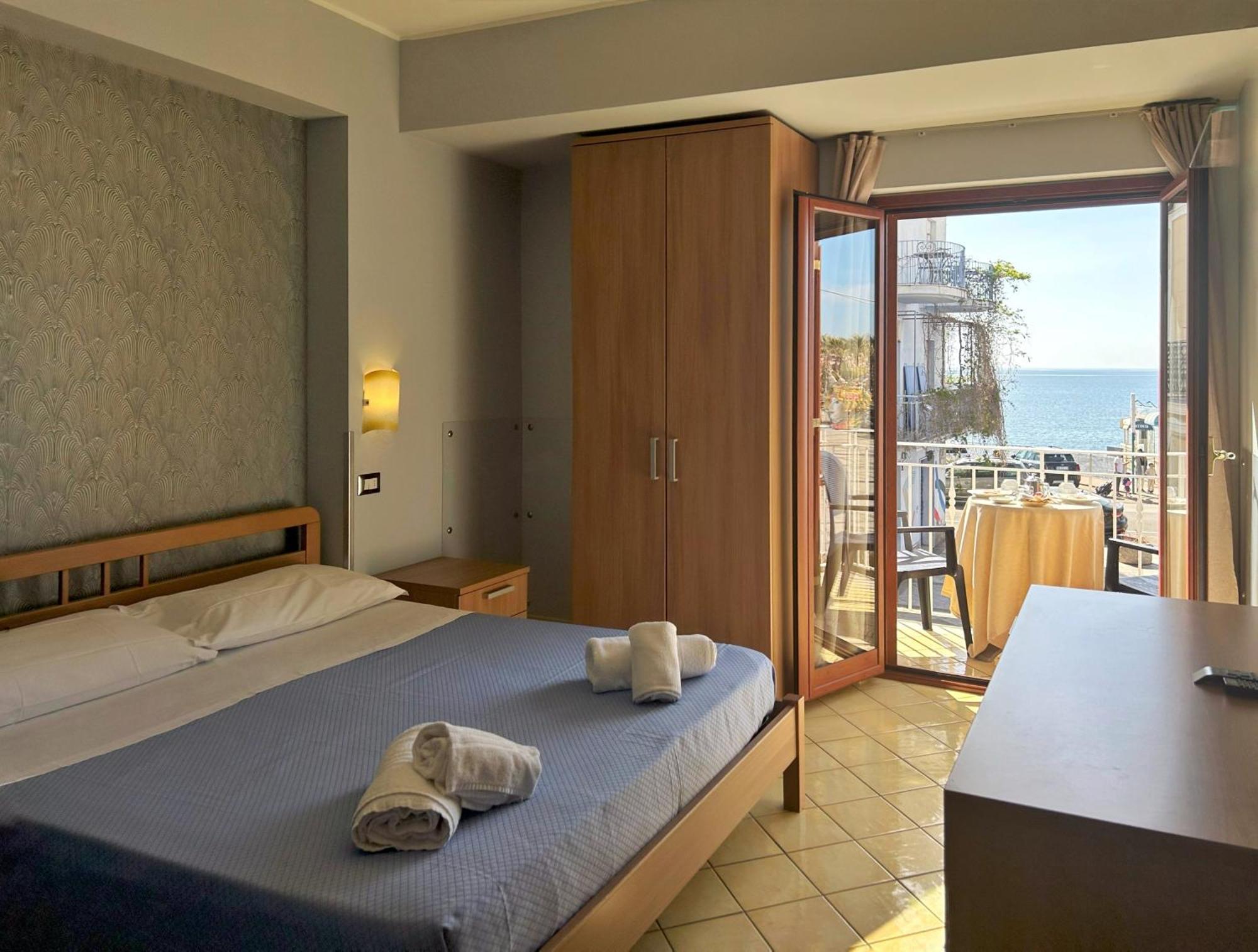 La Piazzetta Bed and Breakfast Giardini-Naxos Buitenkant foto